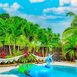 Colorful Home - Pool - Game Room - Basketball Court - Bbq & More